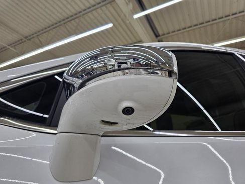 Used 2019 Chrysler Pacifica Limited w/ Tire & Wheel Group FWD image 10