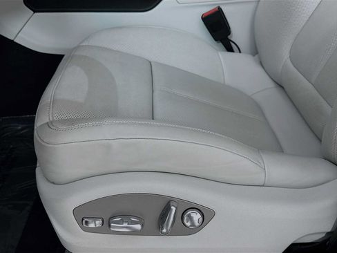 Certified 2026 Porsche Macan AWD/4WD image 12