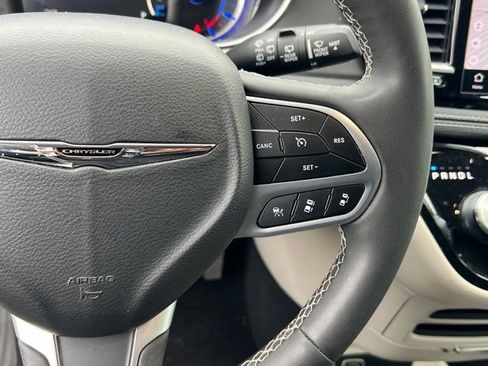 Used 2024 Chrysler Pacifica Select image 26