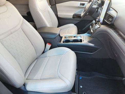 Used 2023 Ford Explorer Platinum w/ Premium Technology Package image 20