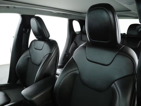 Used 2019 Jeep Cherokee Latitude Plus w/ Comfort/Convenience Group image 4