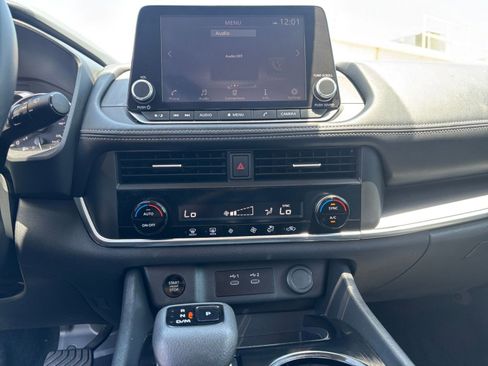 Used 2025 Nissan Rogue SV FWD image 17