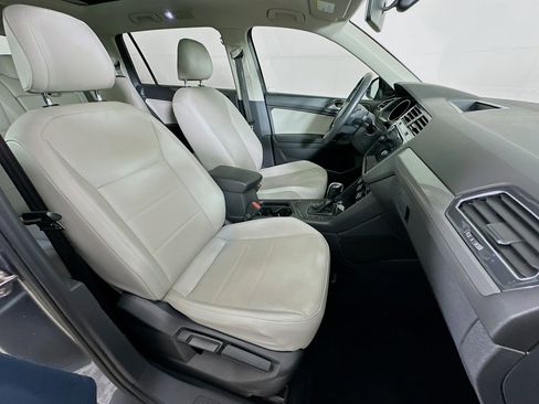 Used 2020 Volkswagen Tiguan SE w/ Panoramic Sunroof Package FWD image 31
