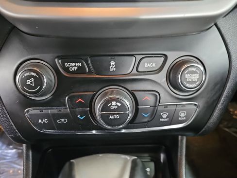 Used 2014 Jeep Cherokee Limited image 25