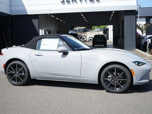 New 2026 MAZDA MX-5 Miata Grand Touring RWD image 2
