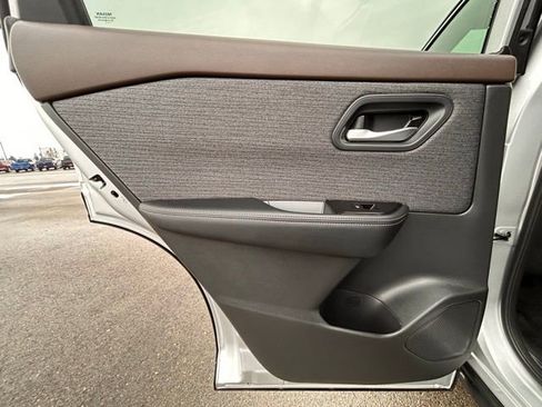 Used 2023 Nissan Rogue SV image 37