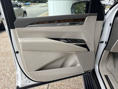 Certified 2025 Cadillac Escalade ESV Sport Platinum w/ LPO, Floor Liner Package AWD/4WD image 23