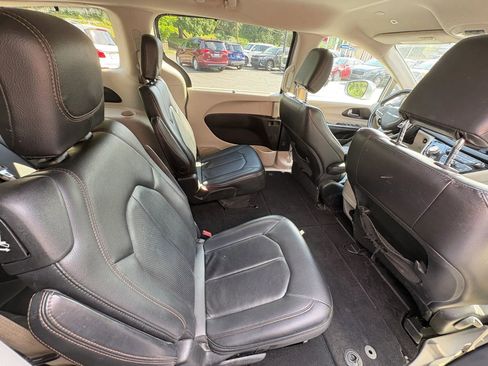 Used 2019 Chrysler Pacifica Touring-L FWD image 16