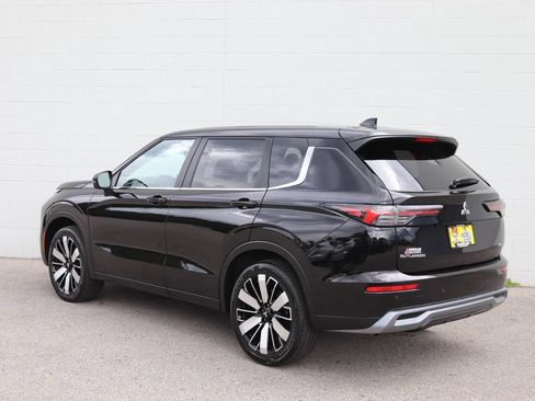 Used 2025 Mitsubishi Outlander SE AWD/4WD image 2