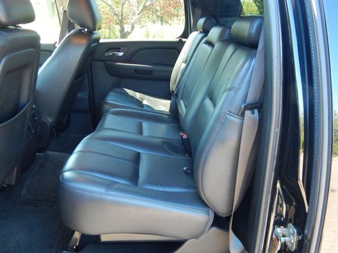 Used 2013 Chevrolet Avalanche LT image 15