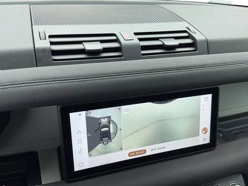 Used 2022 Land Rover Defender 110 SE image 28