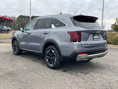 Used 2025 Kia Sorento S image 5