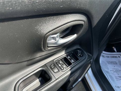 Used 2018 Jeep Renegade Limited w/ UConnect 8.4 Nav Group AWD/4WD image 9