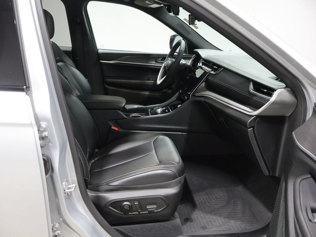 Used 2025 Jeep Grand Cherokee L Limited AWD/4WD image 23