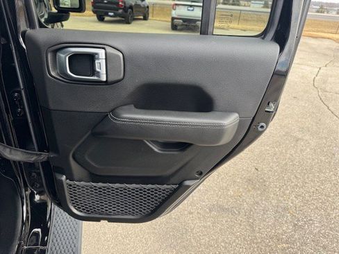 Used 2020 Jeep Wrangler Unlimited Sahara image 30