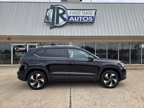 Used 2025 Volkswagen Taos SE AWD/4WD image 9
