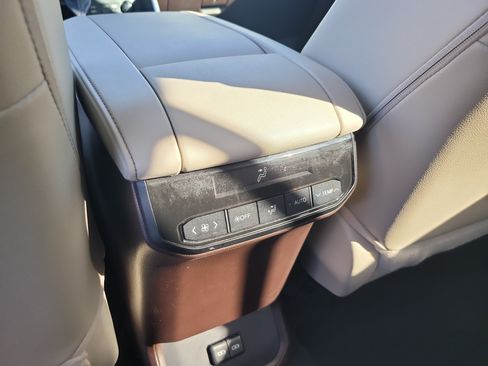 Used 2022 Toyota Highlander XLE FWD image 14