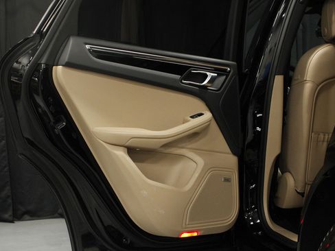 Certified 2025 Porsche Macan AWD/4WD image 21