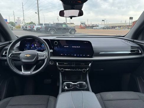 Used 2025 Chevrolet Traverse LT FWD image 7