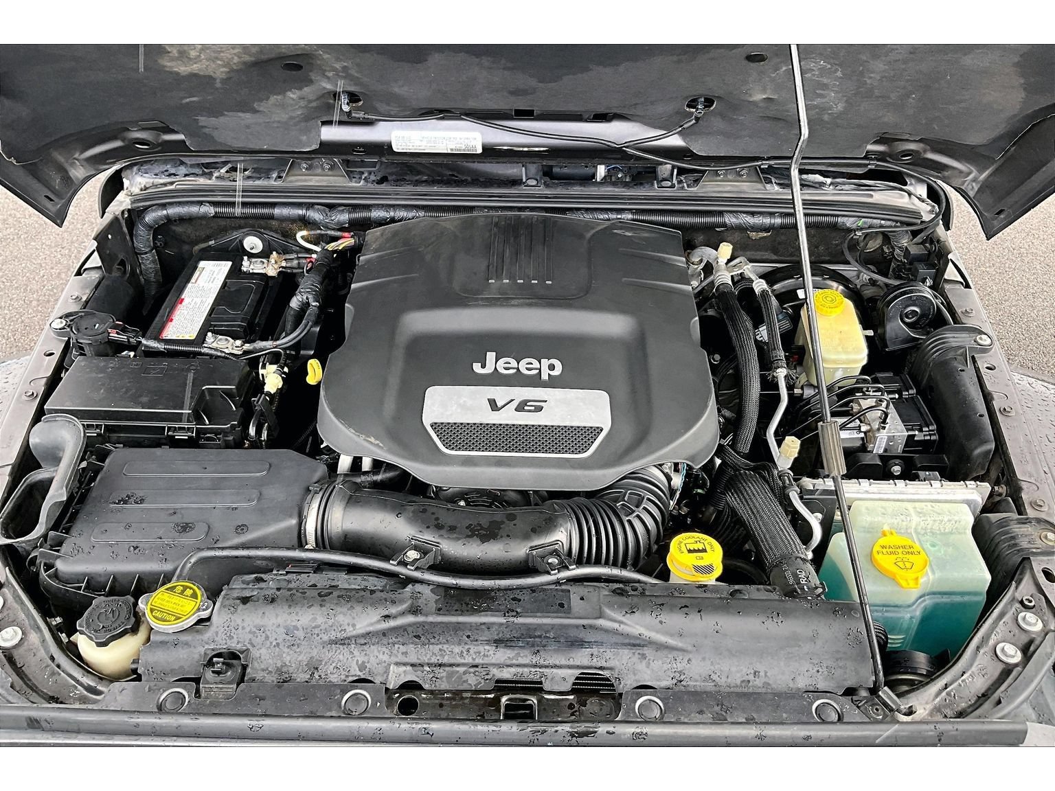 Used 2016 Jeep Wrangler Unlimited Sahara w/ Connectivity Group AWD/4WD image 29