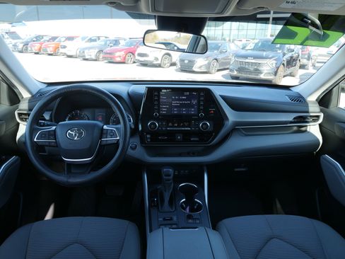 Used 2022 Toyota Highlander L image 21