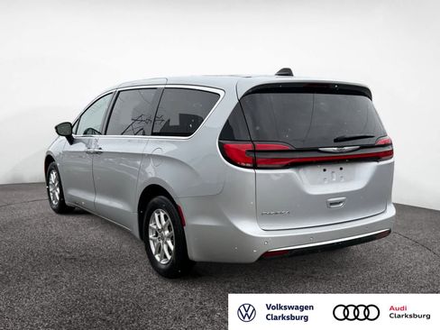 Used 2024 Chrysler Pacifica Touring-L image 3