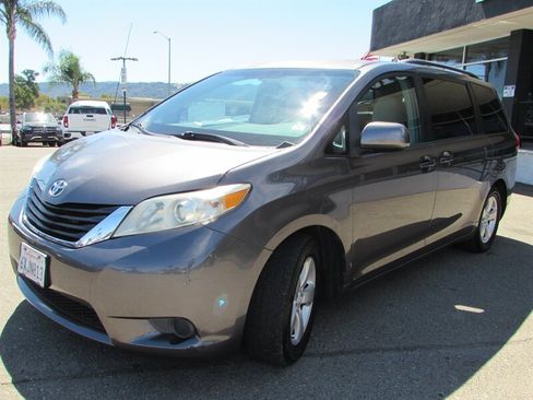 Used 2012 Toyota Sienna LE FWD image 3