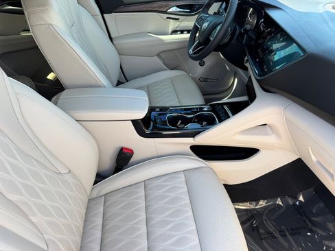 Used 2022 Buick Envision Avenir w/ Technology Package II image 11