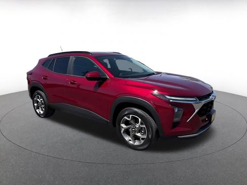 Used 2025 Chevrolet Trax LT image 2