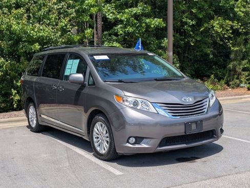 Used 2017 Toyota Sienna XLE Premium FWD image 2