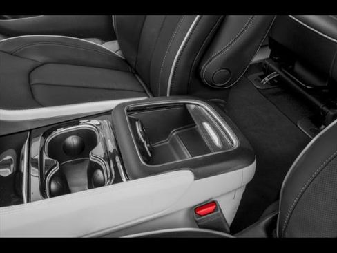 Certified 2022 Chrysler Pacifica Limited w/ Uconnect Theater Family Group image 11