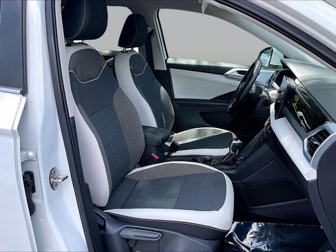 Used 2025 Volkswagen Taos SE w/ Panoramic Sunroof Package AWD/4WD image 8