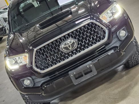 Used 2018 Toyota Tacoma TRD Sport w/ Technology Package image 19
