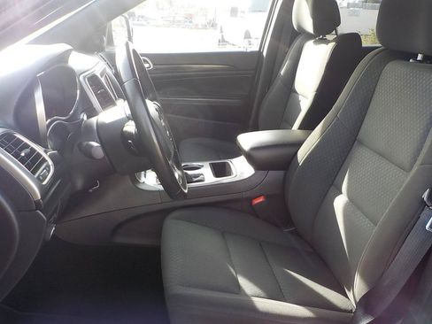 Used 2020 Jeep Grand Cherokee Laredo RWD image 12