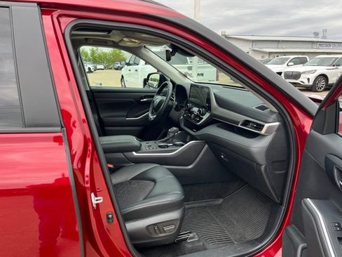 Used 2024 Toyota Highlander XLE AWD/4WD image 18