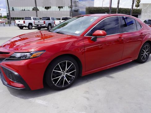 Used 2022 Toyota Camry SE w/ Convenience Package FWD image 5