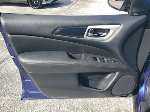 Certified 2019 Nissan Pathfinder SV image 9