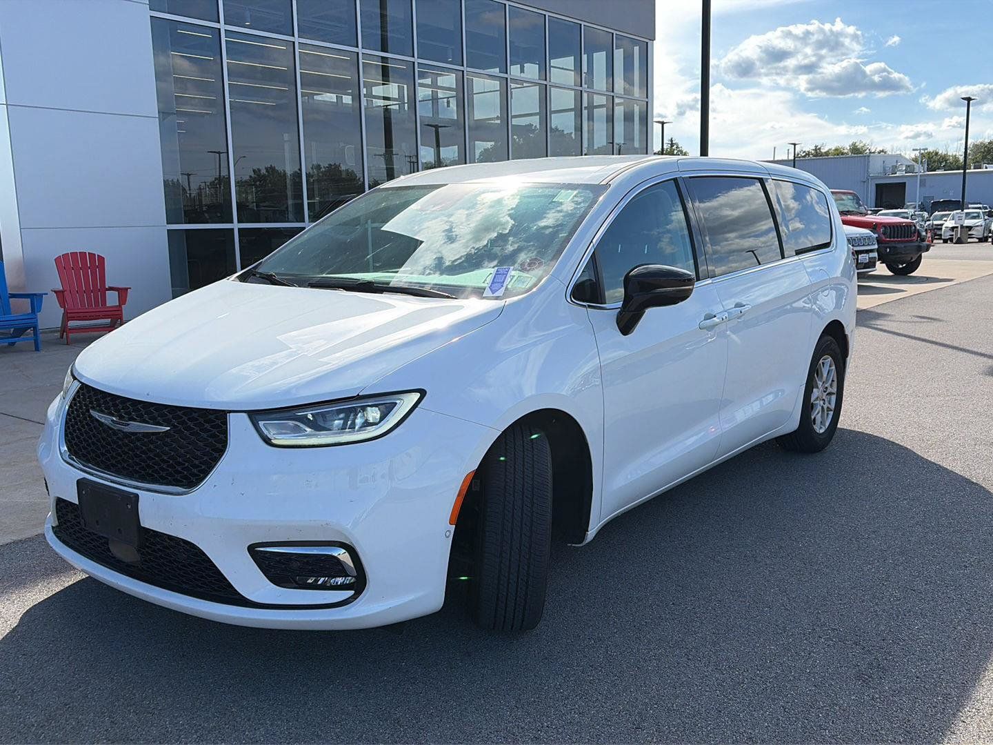 Used 2024 Chrysler Pacifica Touring-L FWD image 4