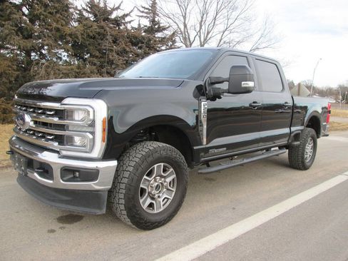 Used 2024 Ford F250 Lariat AWD/4WD image 3