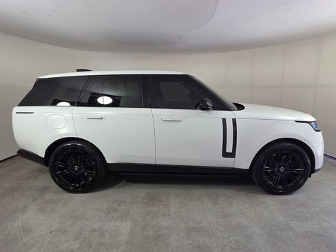 Used 2025 Land Rover Range Rover SE AWD/4WD image 3