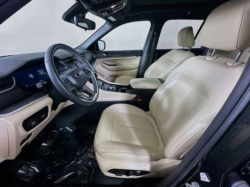 Used 2024 Jeep Grand Cherokee Limited w/ Black Appearance Package image 15