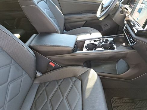 Used 2025 Volkswagen Atlas Cross Sport SE image 18