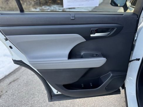 Used 2021 Toyota Highlander XLE image 15