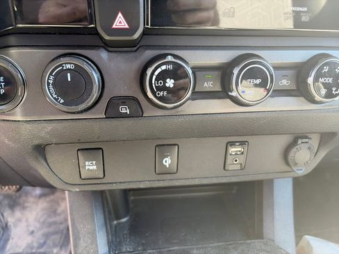 Used 2016 Toyota Tacoma TRD Sport w/ Towing Package image 28