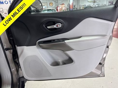 Used 2020 Jeep Cherokee Limited AWD/4WD image 39