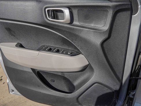 Used 2022 Hyundai Venue SEL image 22