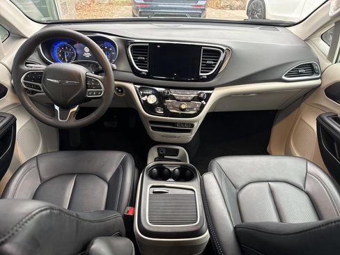 Used 2024 Chrysler Pacifica Touring-L image 16