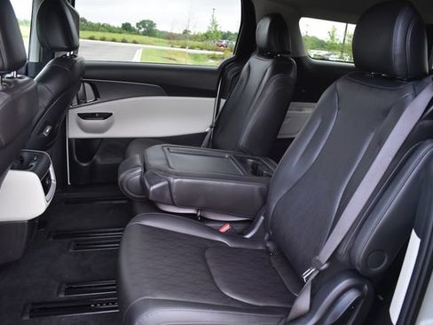 Used 2024 Kia Carnival LX FWD image 16