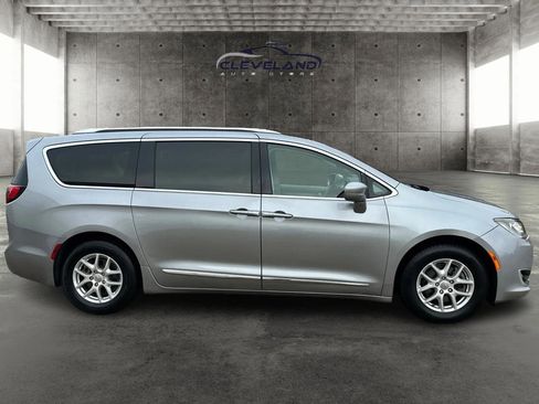 Used 2020 Chrysler Pacifica Touring-L image 2