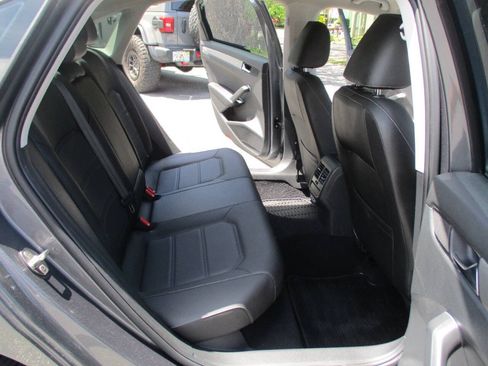 Used 2022 Volkswagen Passat 2.0T SE FWD image 27